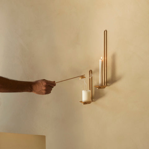 SIMPLE FORM. - Audo Copenhagen Audo Clip Candle Holder Wall Brass 34cm - 