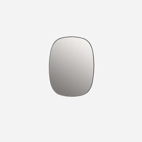 SIMPLE FORM. - Muuto Muuto Framed Mirror Small Grey - 