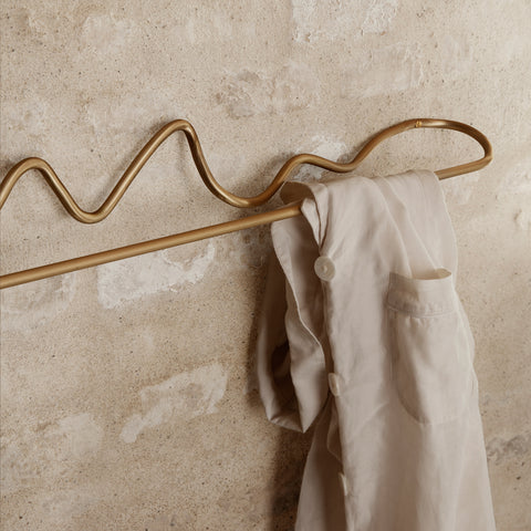 SIMPLE FORM. - Ferm Living Ferm Living Curvature Towel Hanger Brass - 