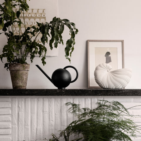 SIMPLE FORM. - Ferm Living Ferm Living Orb Watering Can Black - 
