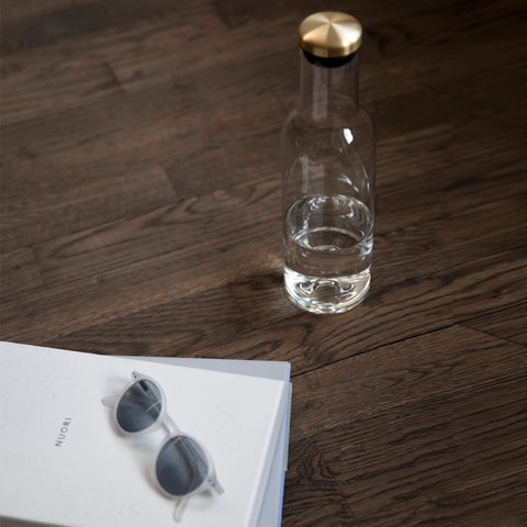 SIMPLE FORM. - Audo Copenhagen Audo Water Bottle Carafe 1L Clear Brass - 