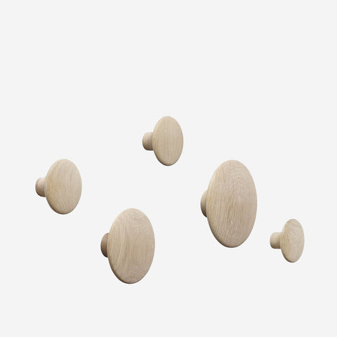 SIMPLE FORM. - Muuto Muuto Dots Hooks Wood Set Oak - 