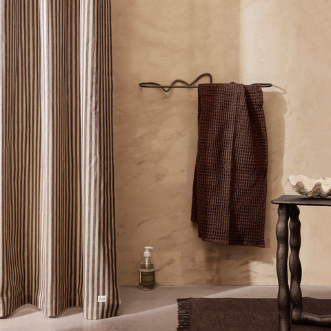 SIMPLE FORM. - Ferm Living Ferm Living Curvature Towel Hanger Black Brass - 