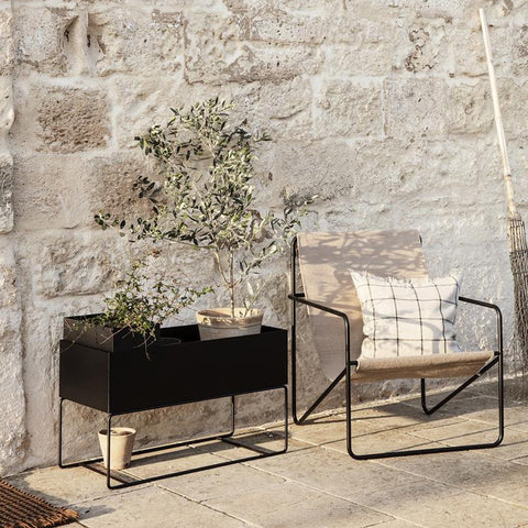 SIMPLE FORM. - Ferm Living Ferm Living Desert Lounge Chair Black / Sand - 