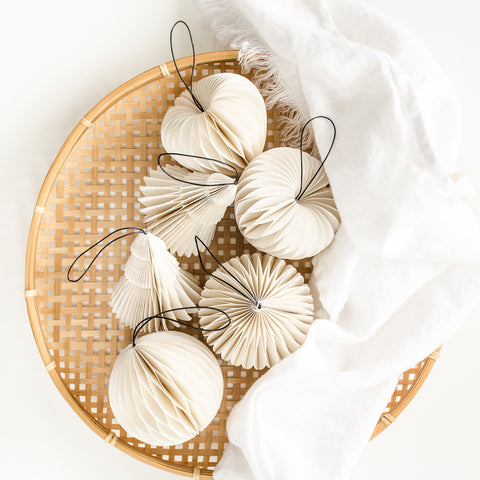 SIMPLE FORM. - Nordic Rooms Nordic Rooms Paper Christmas Ornament White Sphere - 