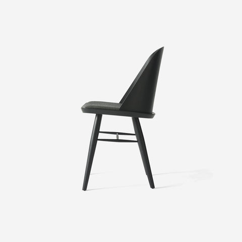 SIMPLE FORM. - Audo Copenhagen Audo Synnes Chair Upholstered Black Ash - 